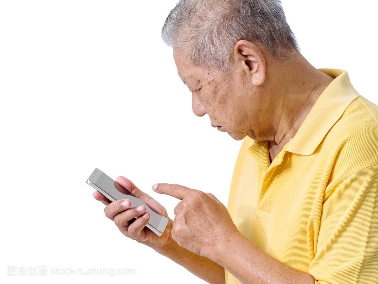 亚洲老人正在使用智能手机老人玩一个应用程序