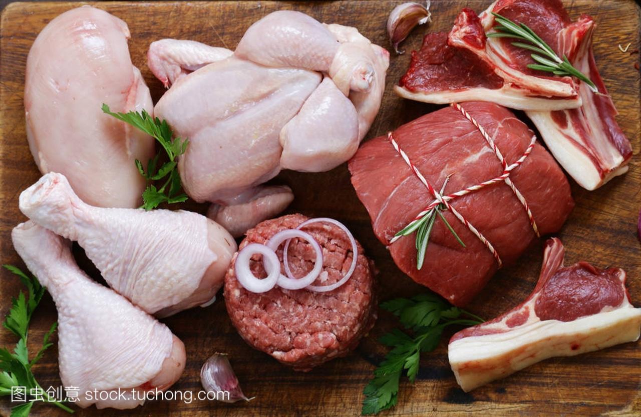 生肉分类-牛肉、 羊肉,鸡在木板上