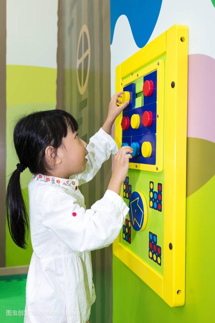 亚洲中国小女孩玩拼图游戏