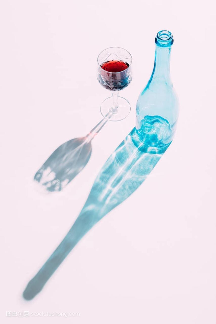 Glass 的葡萄酒和蓝瓶