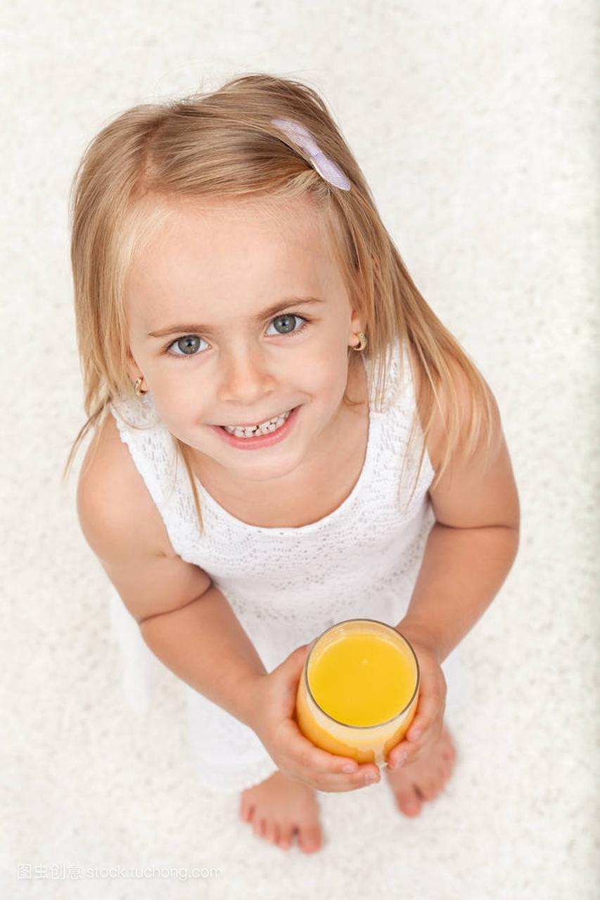 小小快乐的女孩,喝一杯果汁-顶视图