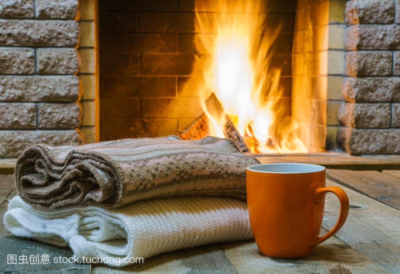 橙杯茶或咖啡,温馨的壁炉,在乡间别墅、 寒假、