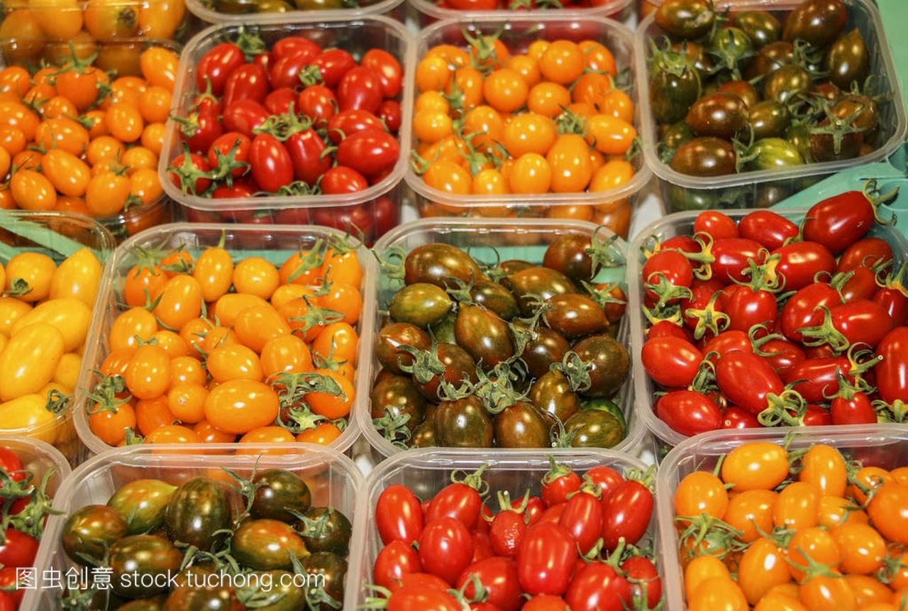 在罗马,意大利农民市场不同的彩色番茄品种