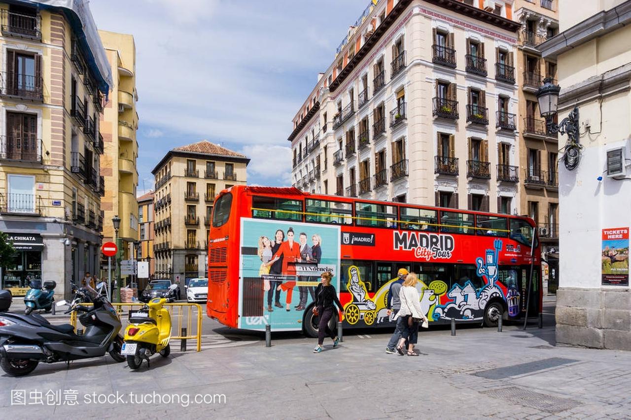 西班牙,马德里-2017 年 4 月 20 日: 游客观光巴