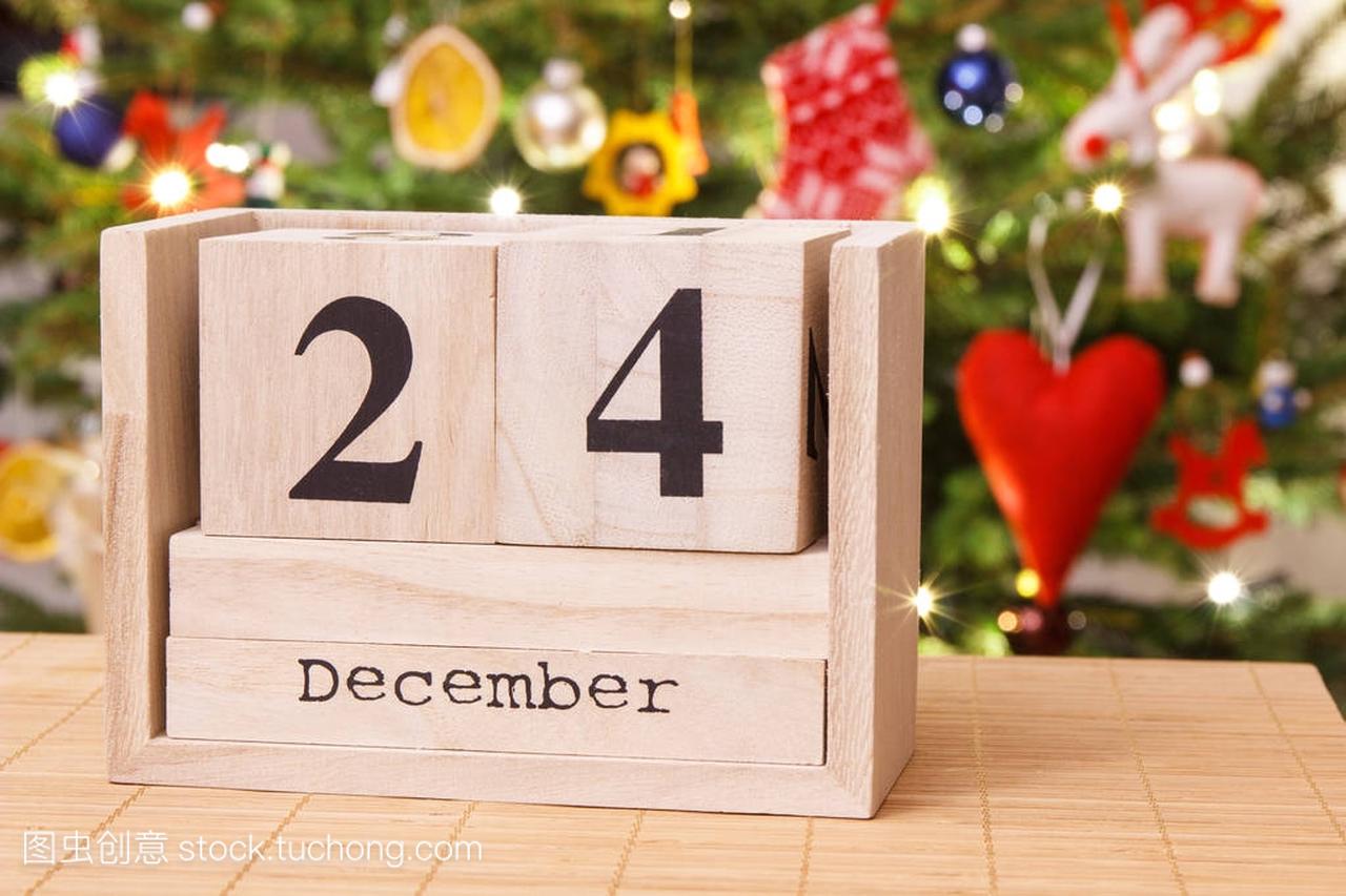 日期12月24日在日历, 节日树与装饰在背景