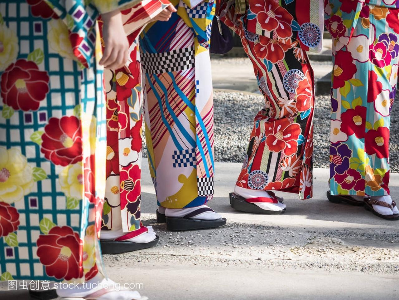 日本多地举行成人礼 美女身穿和服参加活动