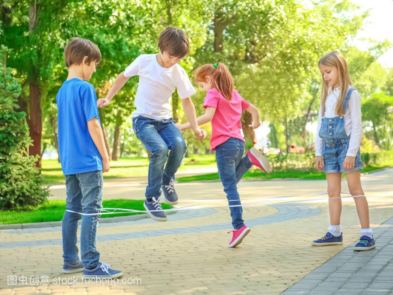 逗人喜爱的小孩子跳绳在公园