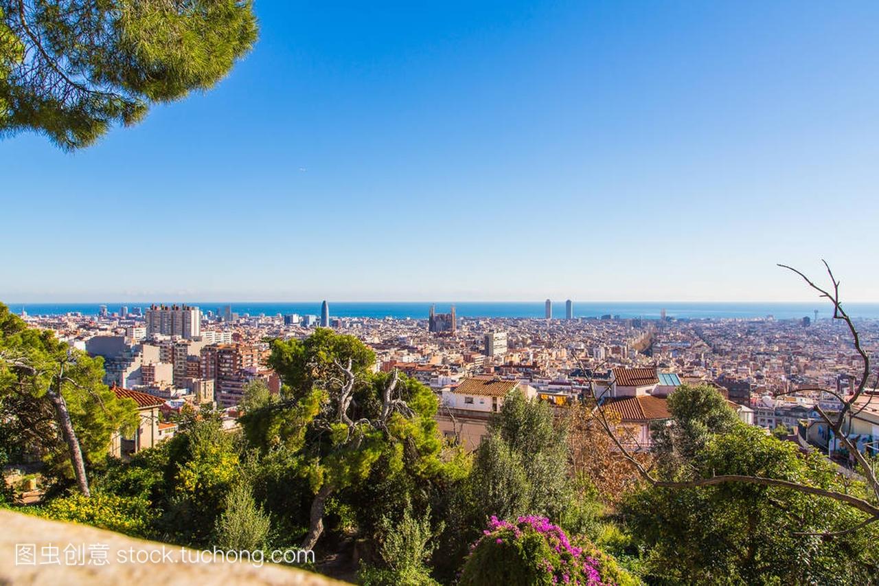 族教堂在背景中,西班牙的巴塞罗那城市鸟瞰图
