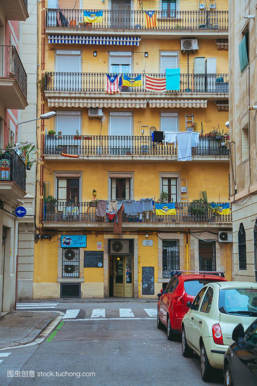 西班牙巴塞罗那市中心的老黄房子。人们过着平