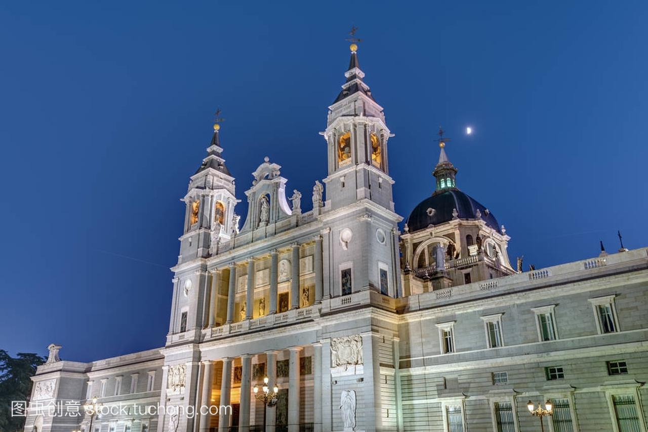 著名的马德里黄昏阿尔穆德纳大教堂
