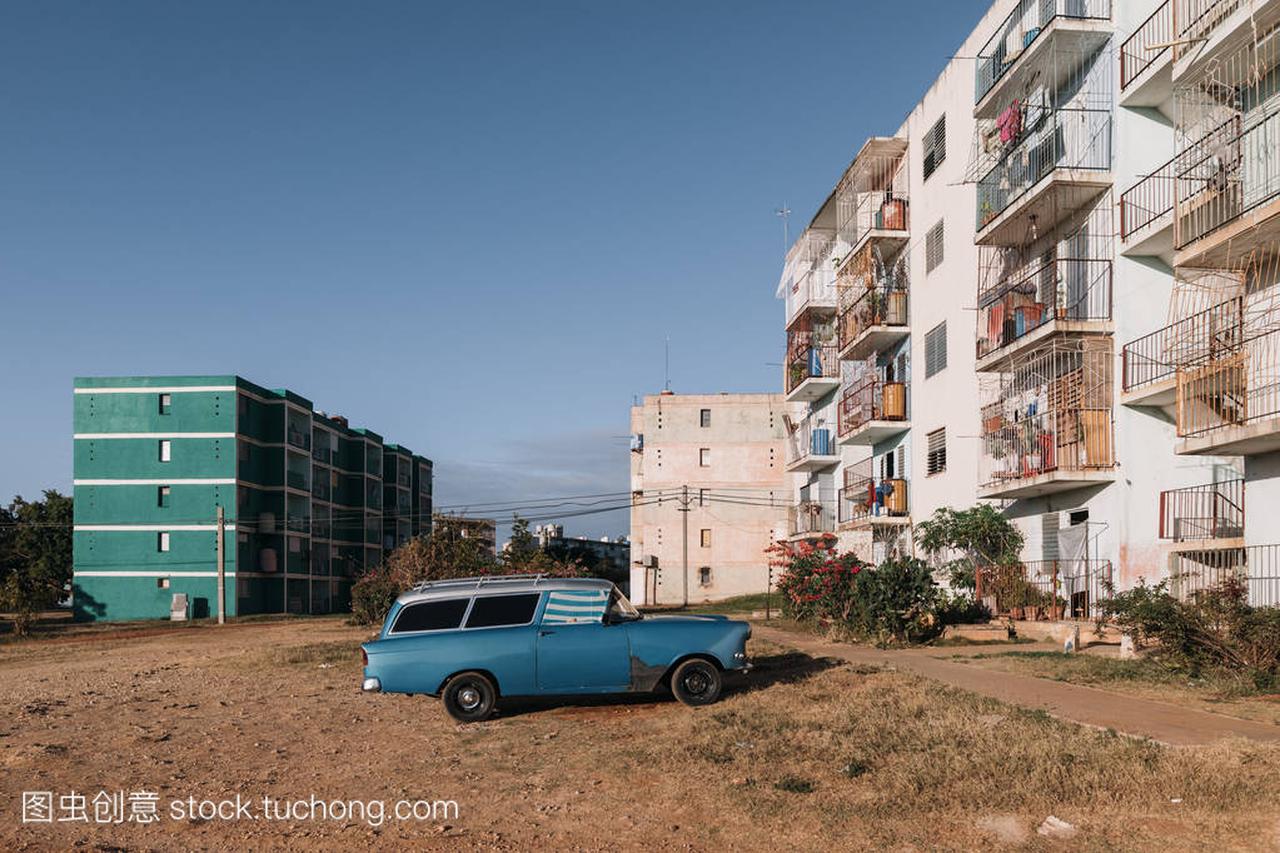 千里达, 古巴-2017年1月11日: 住宅和旧车