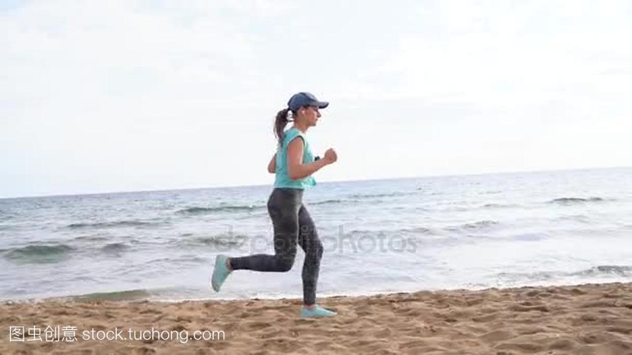 运动的妇女沿着海滩跑。视频在不同的速度-快