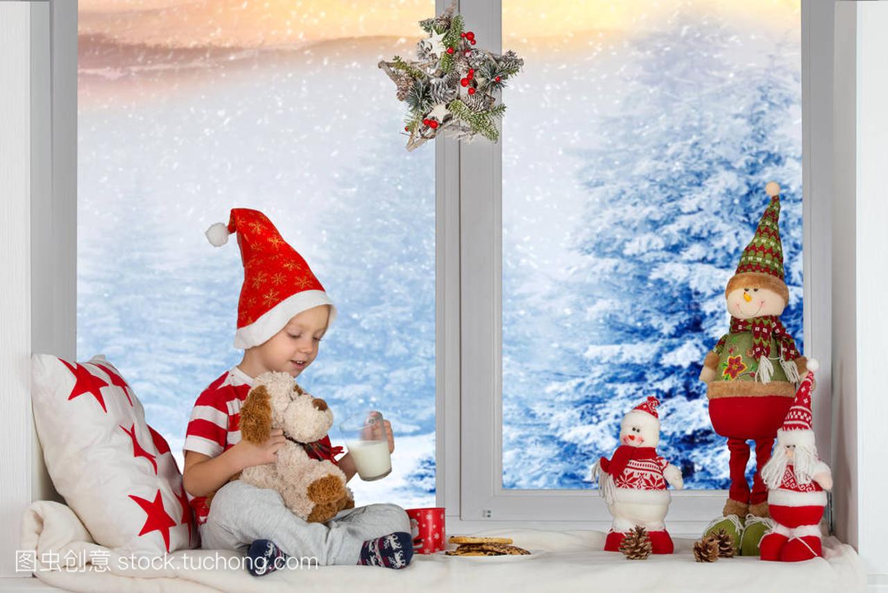 圣诞快乐, 节日愉快!一个小男孩坐在一起玩玩具