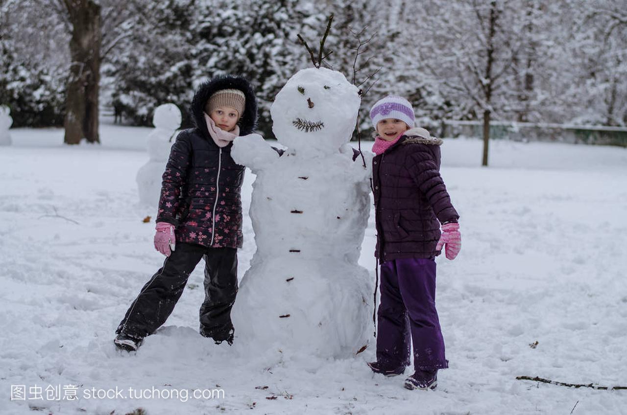 冬天公园户外的孩子们堆雪人
