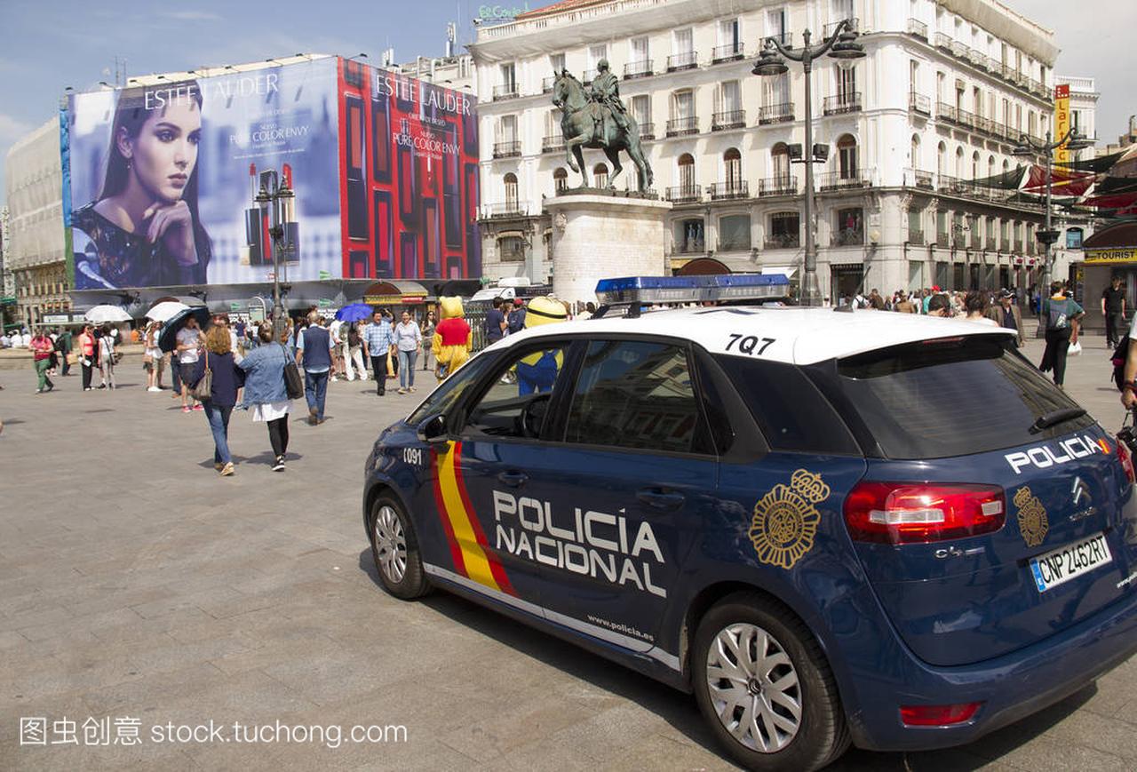 在西班牙马德里的太阳门广场广场上警车