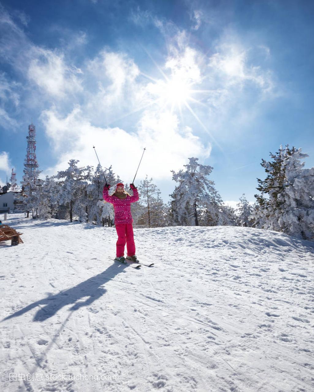 愉快的小女孩滑雪下坡在晴朗的冬天天