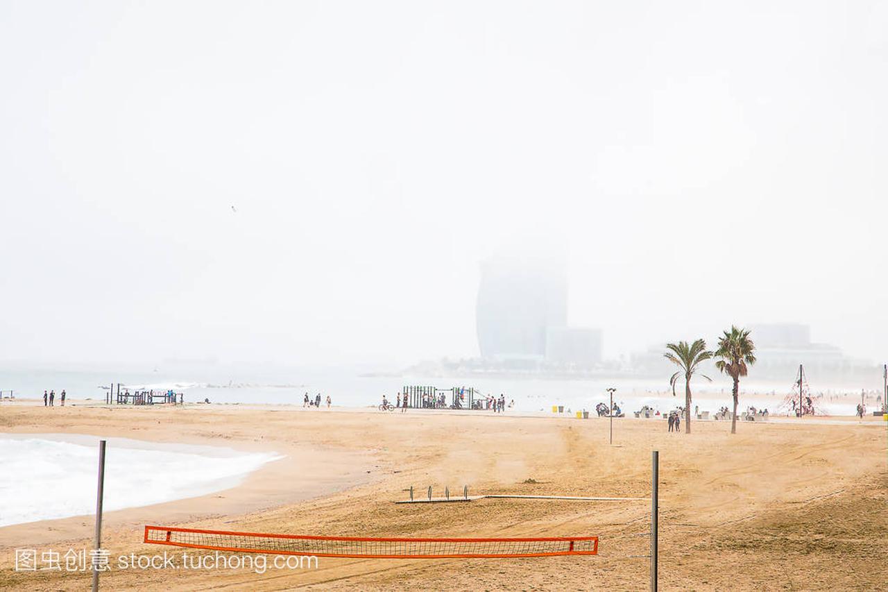 海浪的海滩。在一个非常雾的天气巴塞罗那沙滩