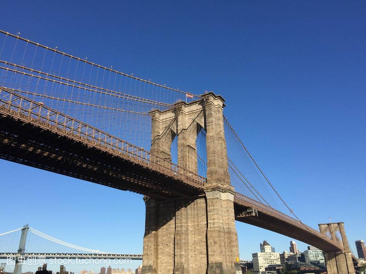 布鲁克林大桥和曼哈顿大桥在纽约布鲁克林区的