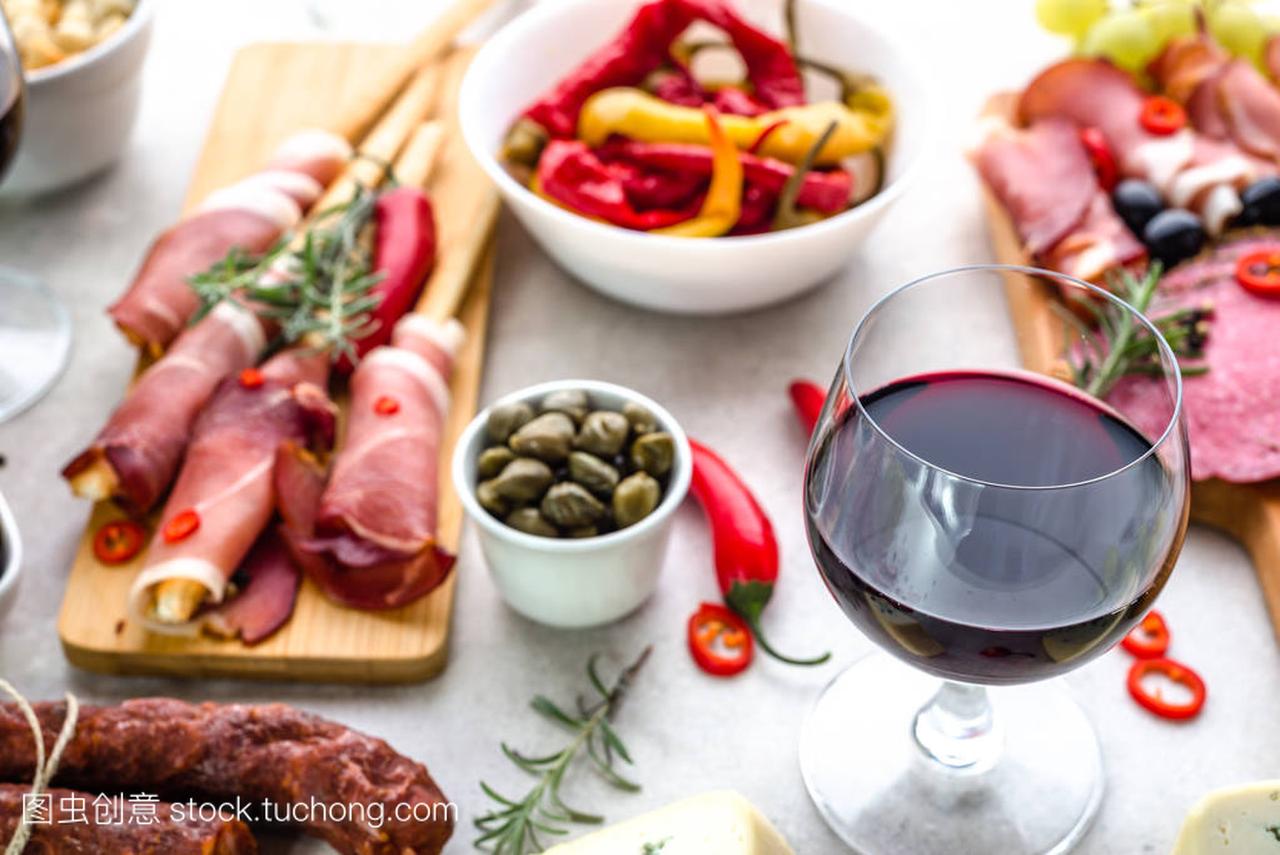 餐桌上的传统西班牙小吃酒吧或葡萄酒小吃, 食