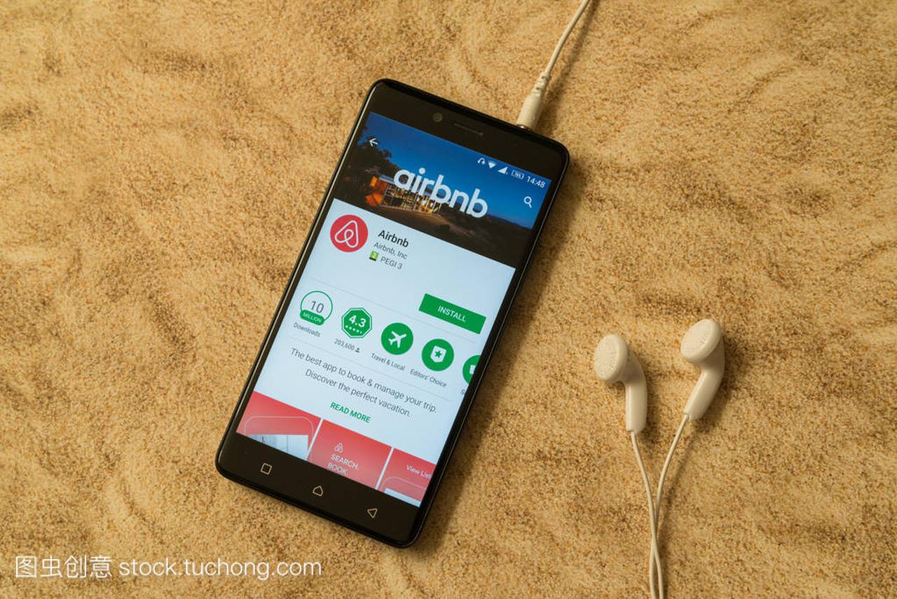 Airbnb 应用在谷歌播放存储在桑迪背景和耳机