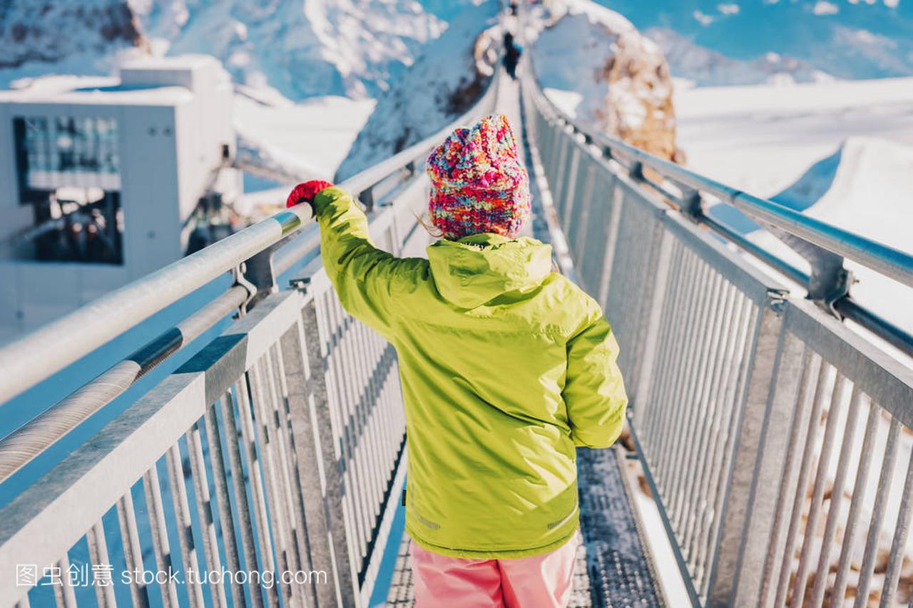 小女孩在山顶上玩雪, 寒假带孩子, 在阿尔卑斯家