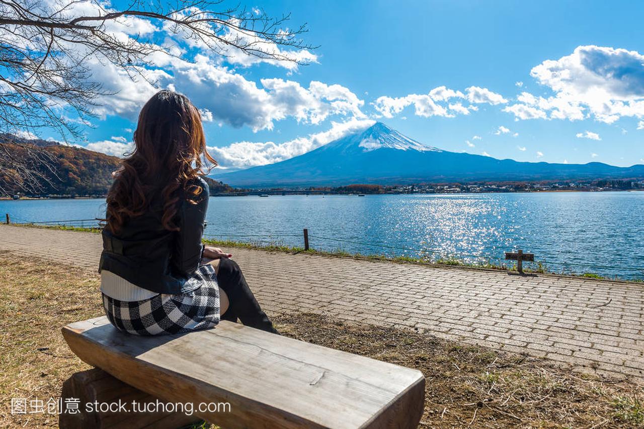 日本河口湖看富士山的女人