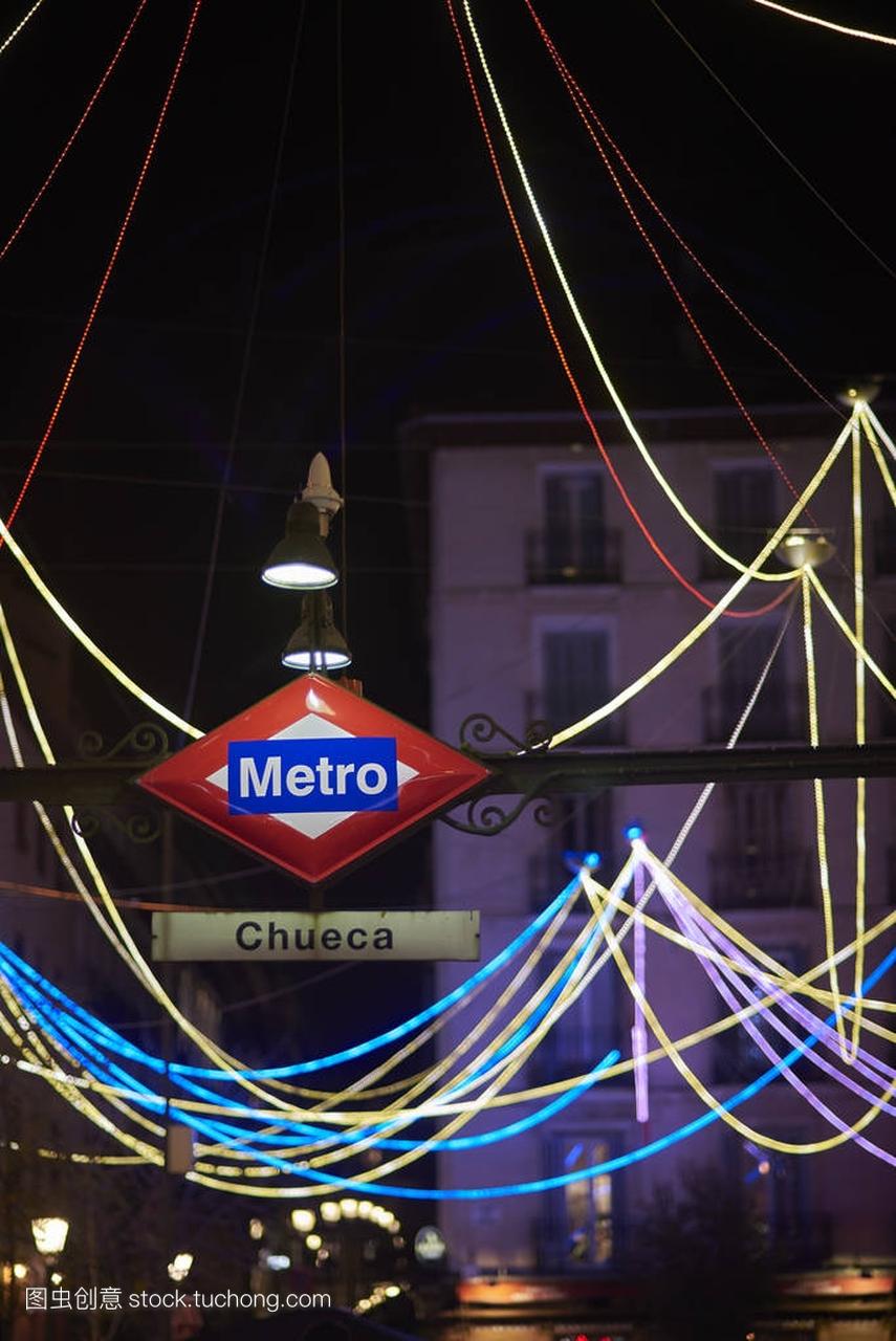 丘埃卡地铁站 signboad 在晚上。马德里, 西班