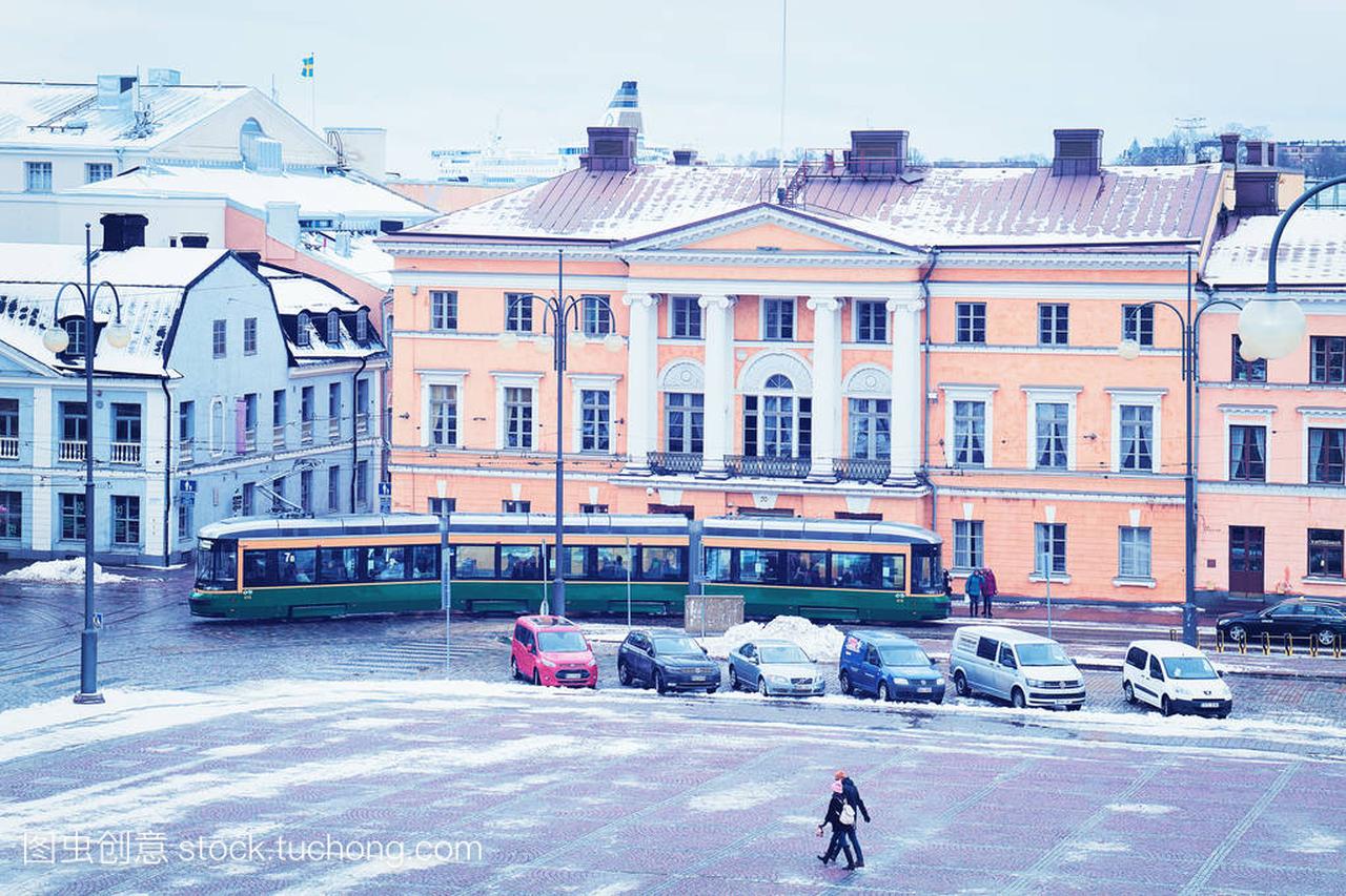 有轨电车和人民在赫尔辛基大学在参议院正方形