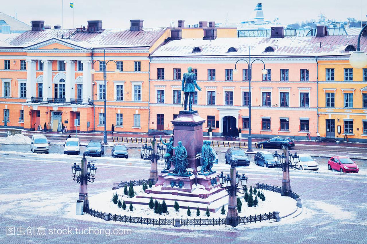 赫尔辛基大学的亚历山大雕像在参议院广场