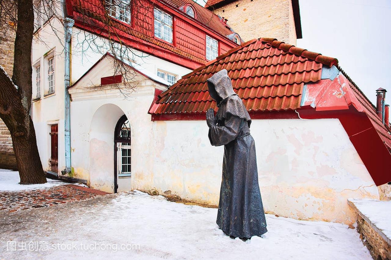 位于塔林老城丹麦国王花园的僧侣雕像