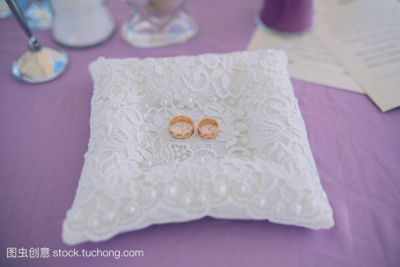 经典婚礼仪式金戒指枕