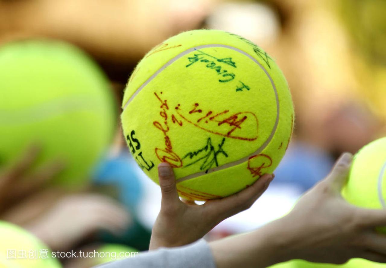网球球迷举行了一个球要求签名的球员在巴塞罗