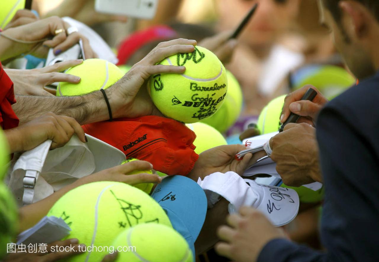 网球球迷举行了一个球要求签名的球员在巴塞罗