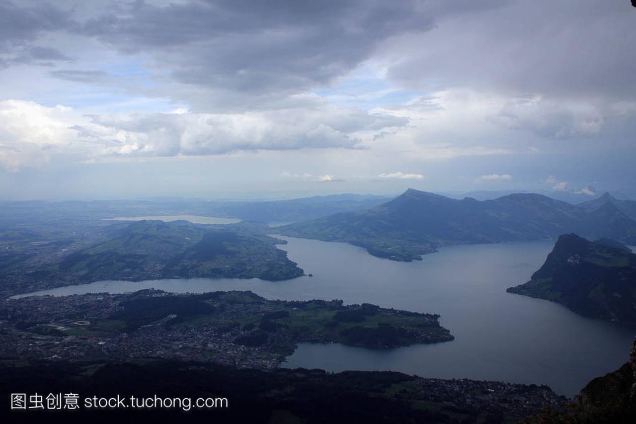 从 Pilatus 山上的卢塞恩湖鸟瞰瑞士多云天气