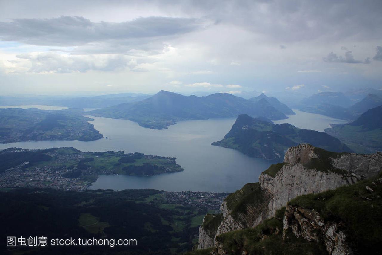 从 Pilatus 山上的卢塞恩湖鸟瞰瑞士多云天气