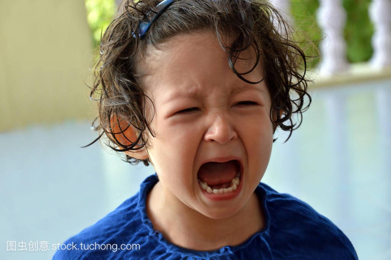 一个小女孩的肖像哭了口宽开放和心烦意乱的表