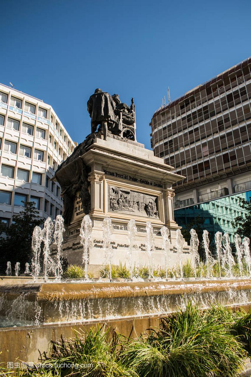 西班牙格拉纳达广场上的一尊雕像, 被喷泉包围