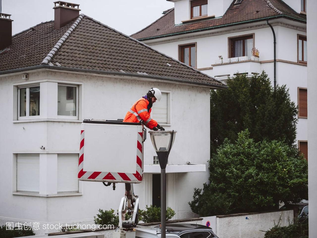 巴黎, 法国-2017年12月16日: 工人清洁修理在巴