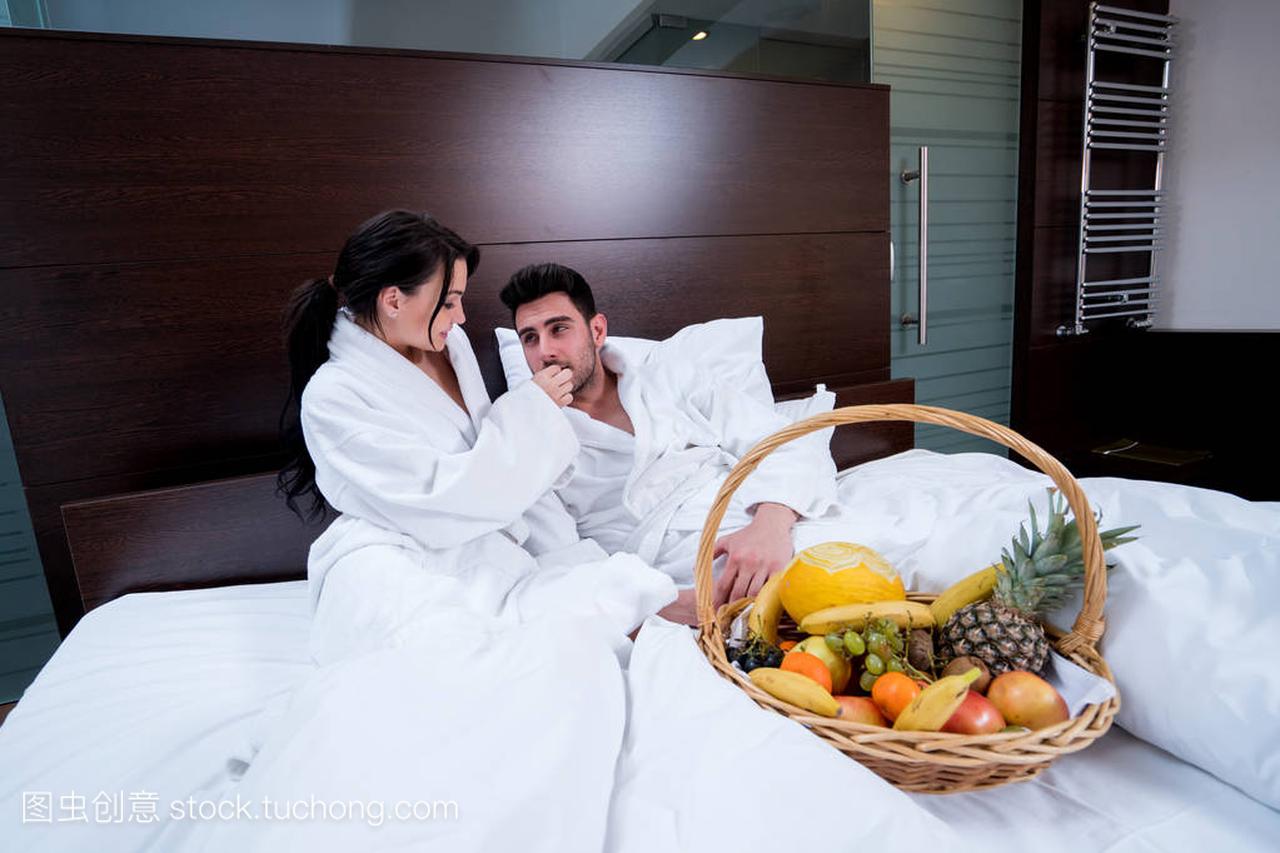 夫妇放松在床与果子篮子, 乐趣