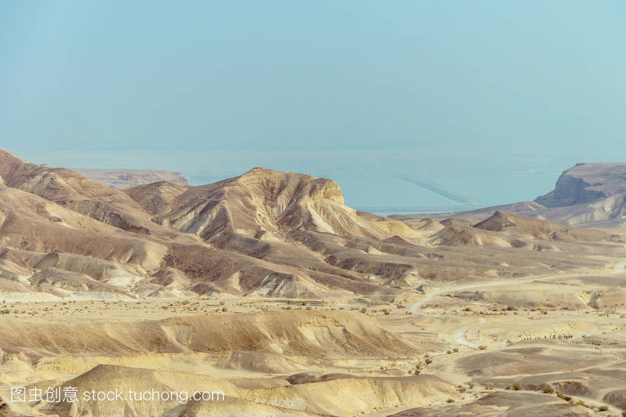 从以色列沙漠看死海的阳光景观
