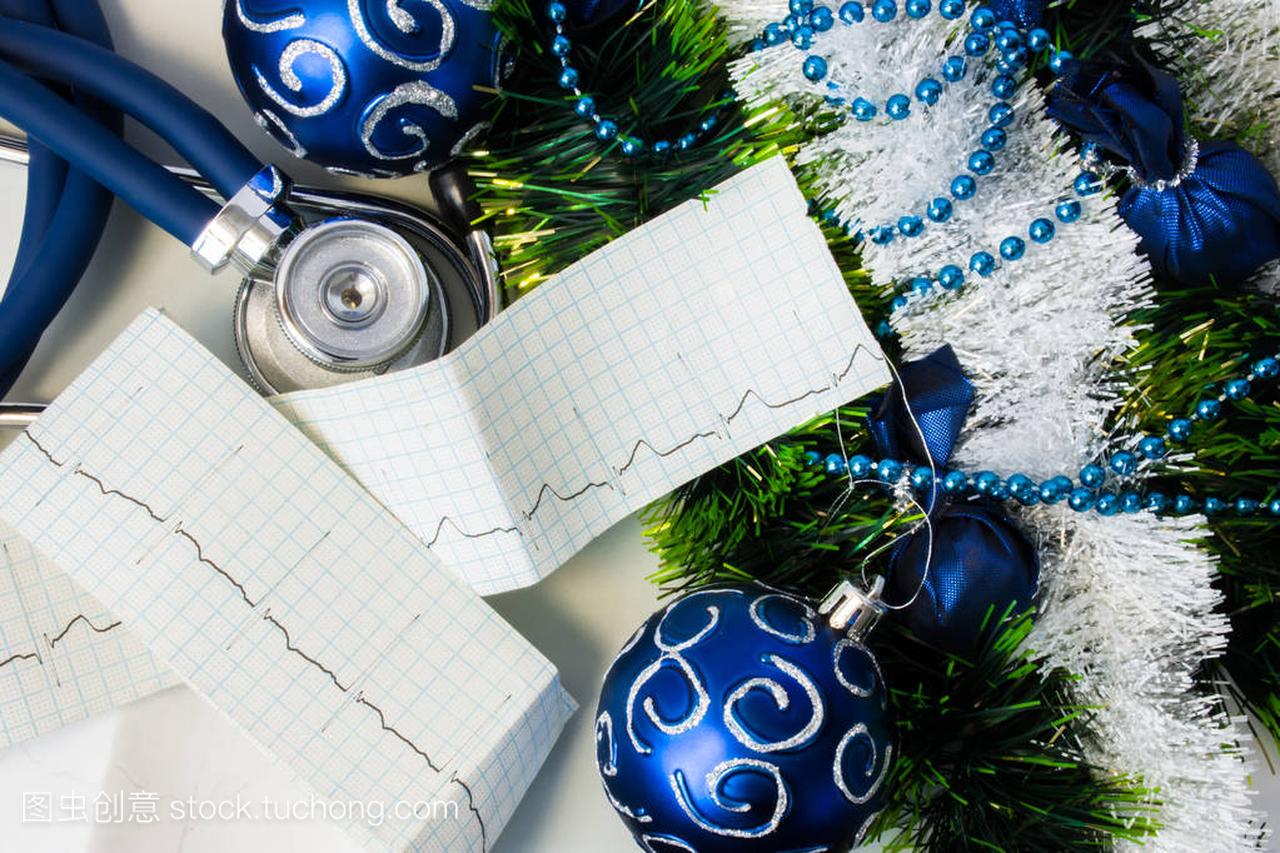 一套心脏诊断仪器与圣诞节或新年装饰品。在圣