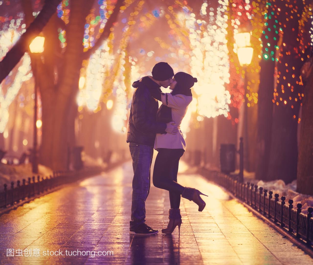 情侣接吻在夜晚小巷