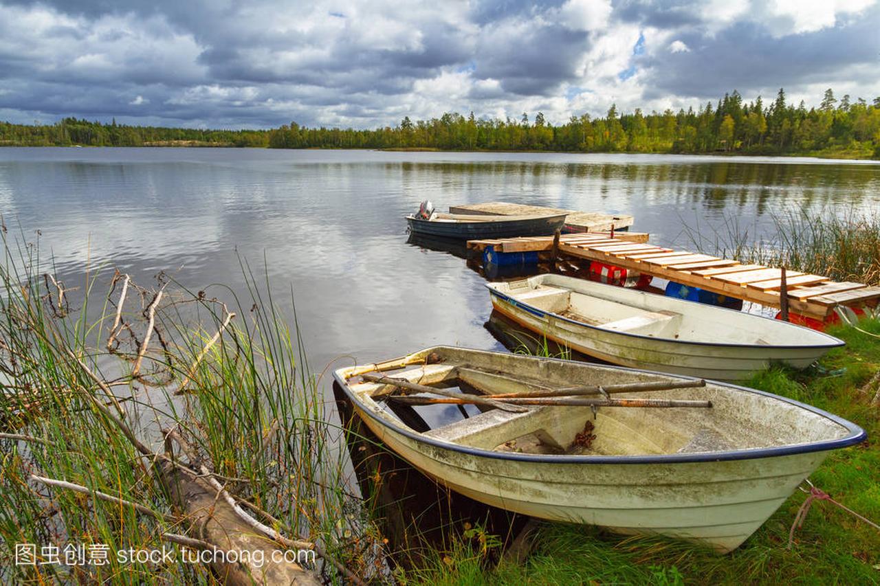 在多云的天气, 瑞典田园诗般的湖景船