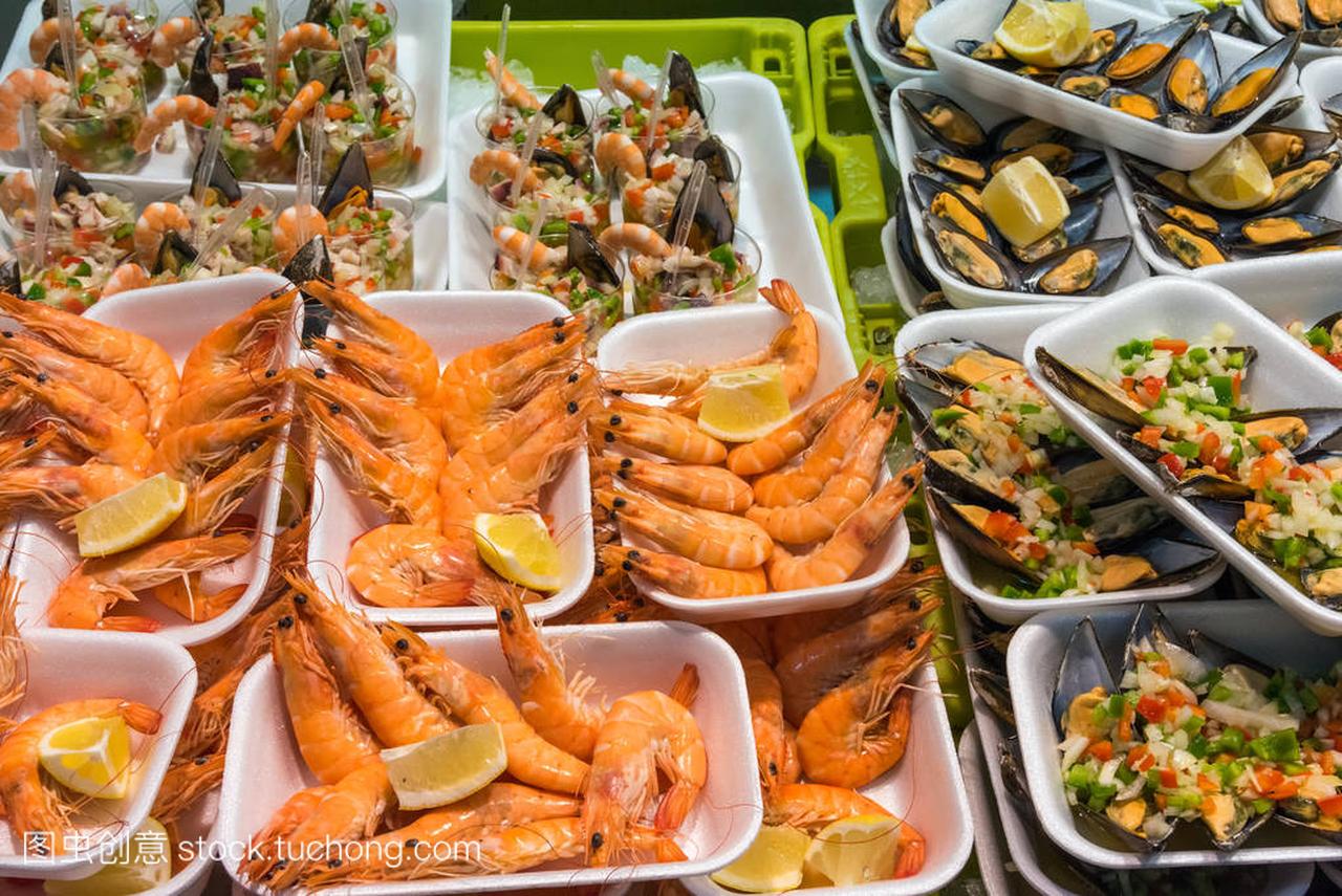 西班牙马德里市场上的贻贝和虾的小吃