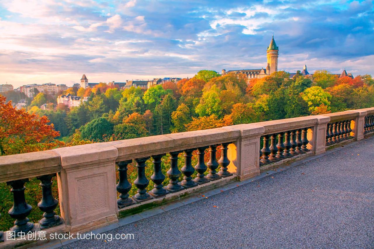 首都卢森堡秋季, 城市景观从桥