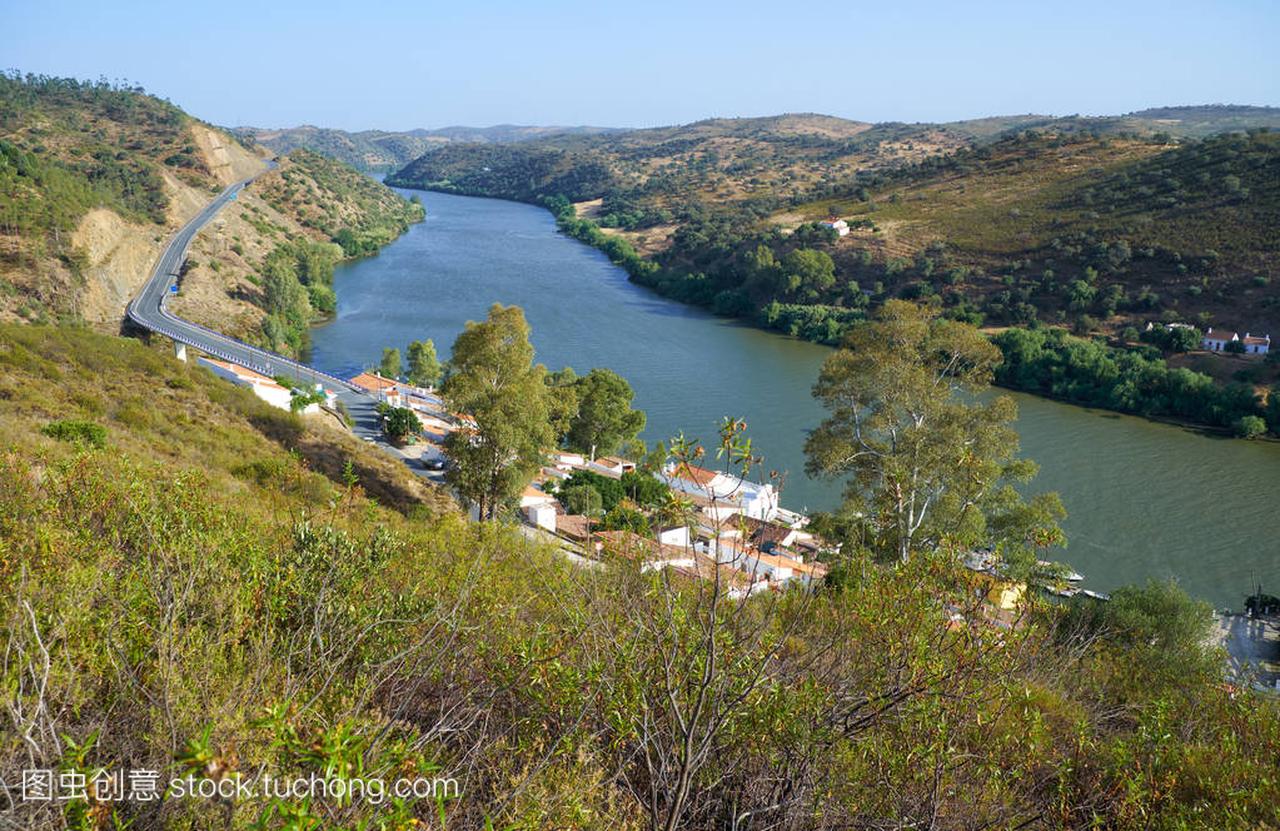 rao 附近的瓜迪亚纳河河形成葡萄牙语-西班牙文