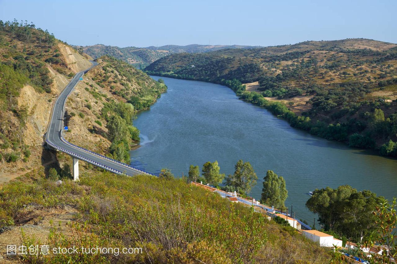 rao 附近的瓜迪亚纳河河形成葡萄牙语-西班牙文