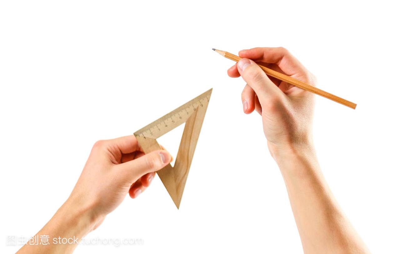 手拿着三角形的尺子和铅笔在白色的 backgrou