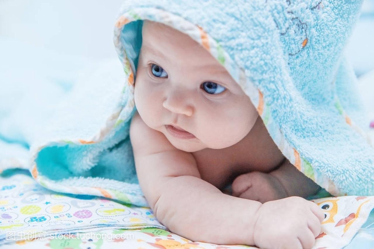 婴儿沐浴在一条毛巾后