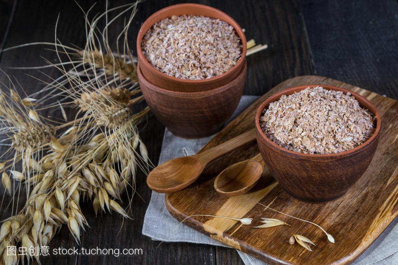 小麦、 燕麦麸皮中的小麦和燕麦的耳朵和粘土